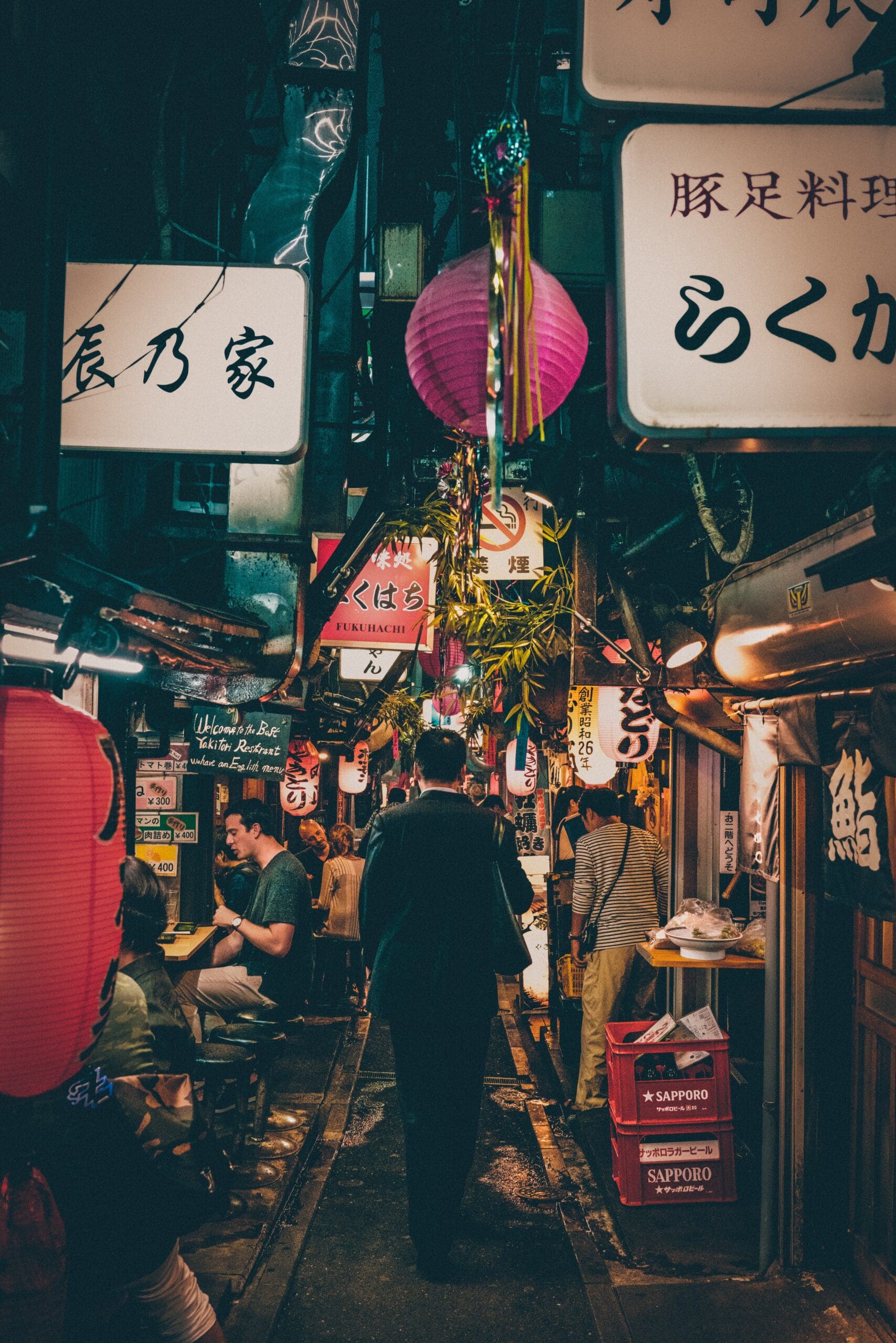 Photo of the nighttimee street scene in Japan by Chris Yang for unsplash