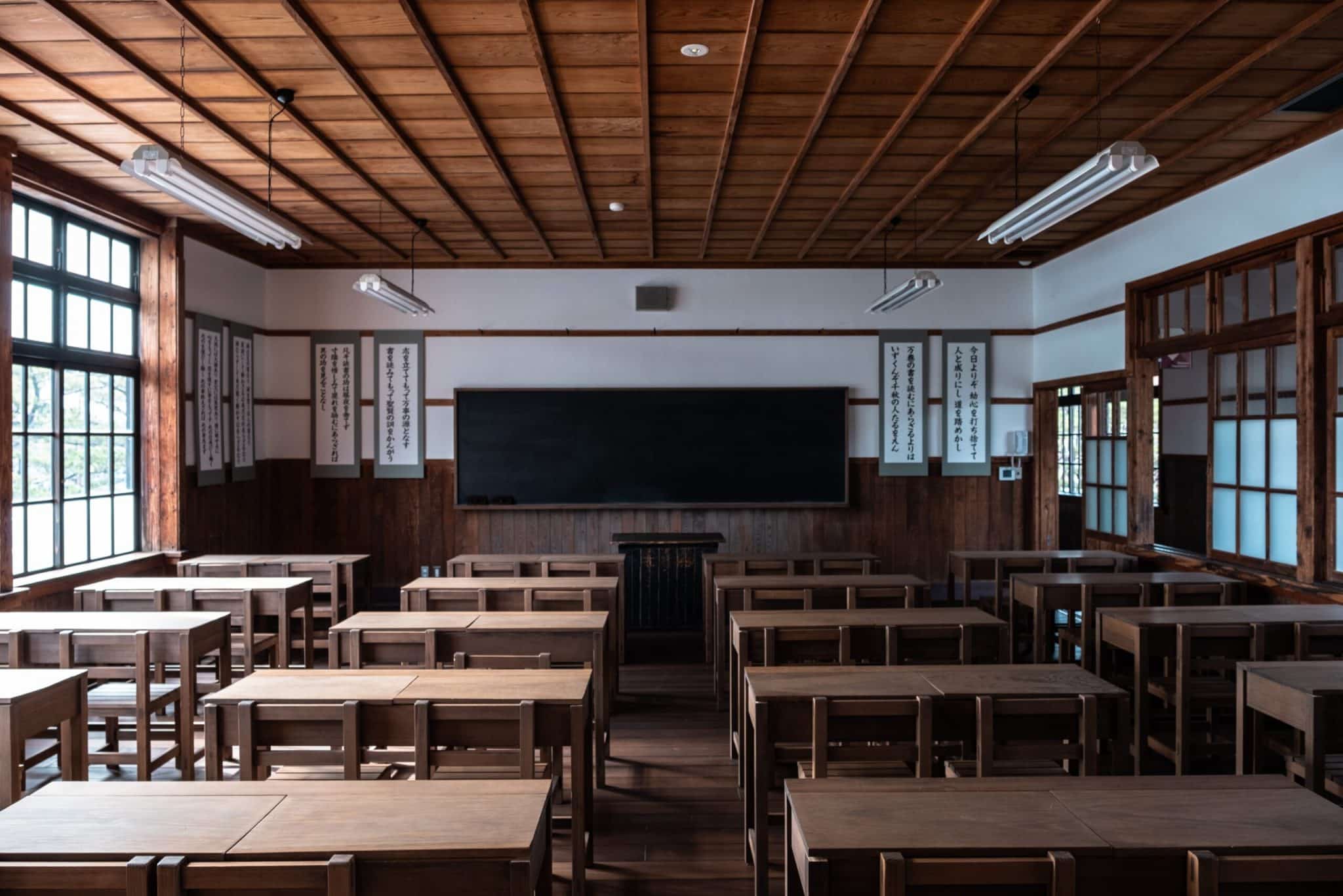 Traditional Japanese classroom photo by Hiroyoshi Urushima for Unsplash