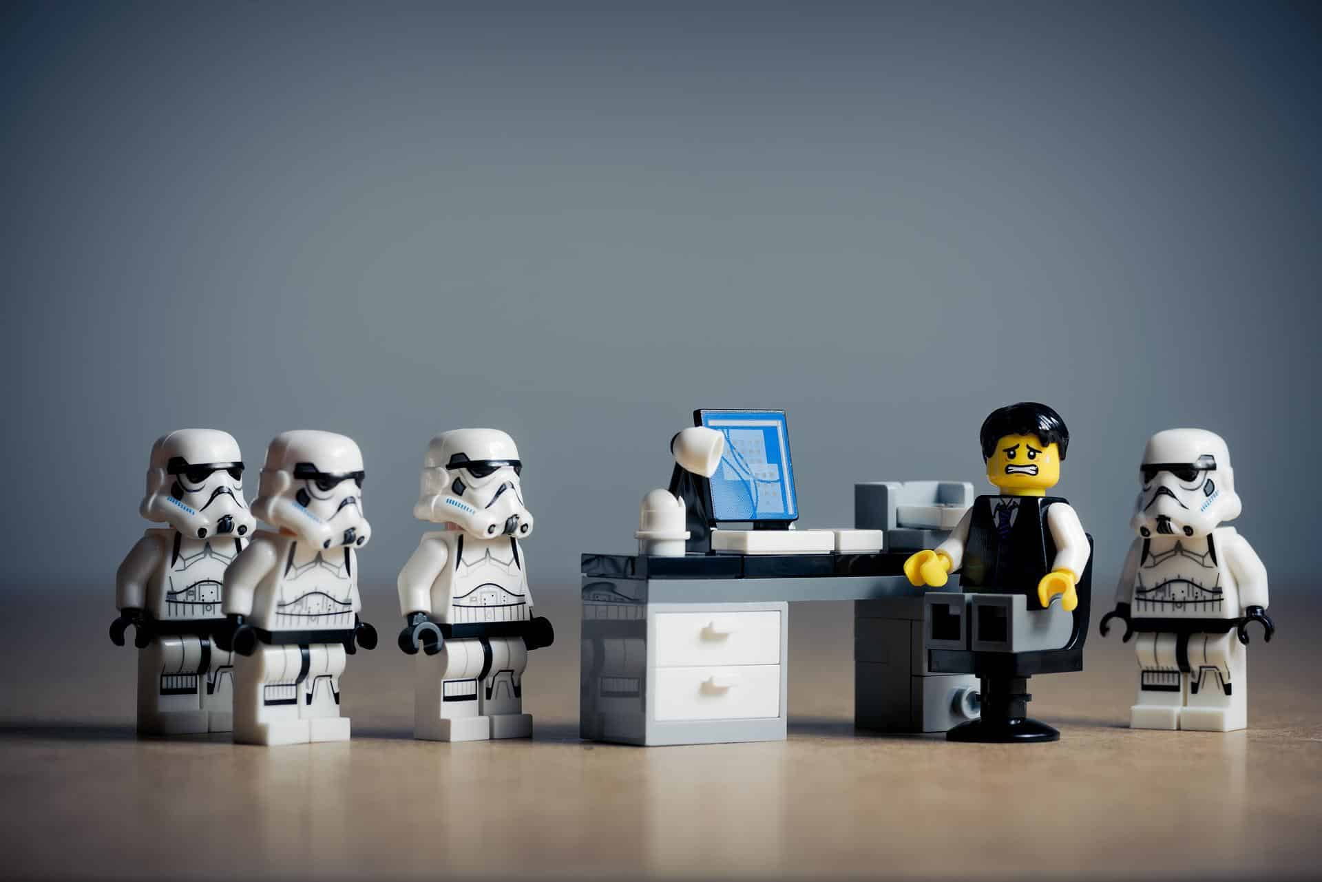 Photo of lego characters in office by www_slon_pics for Pixabay